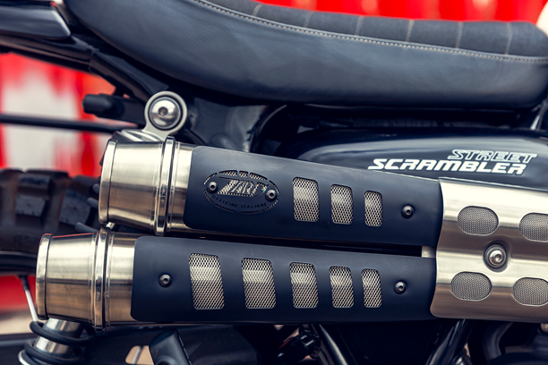 Moto con escape ZARD instalado por GIRYX